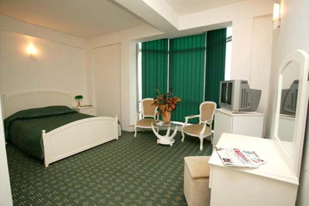 Alik Hotel Batumi Room photo